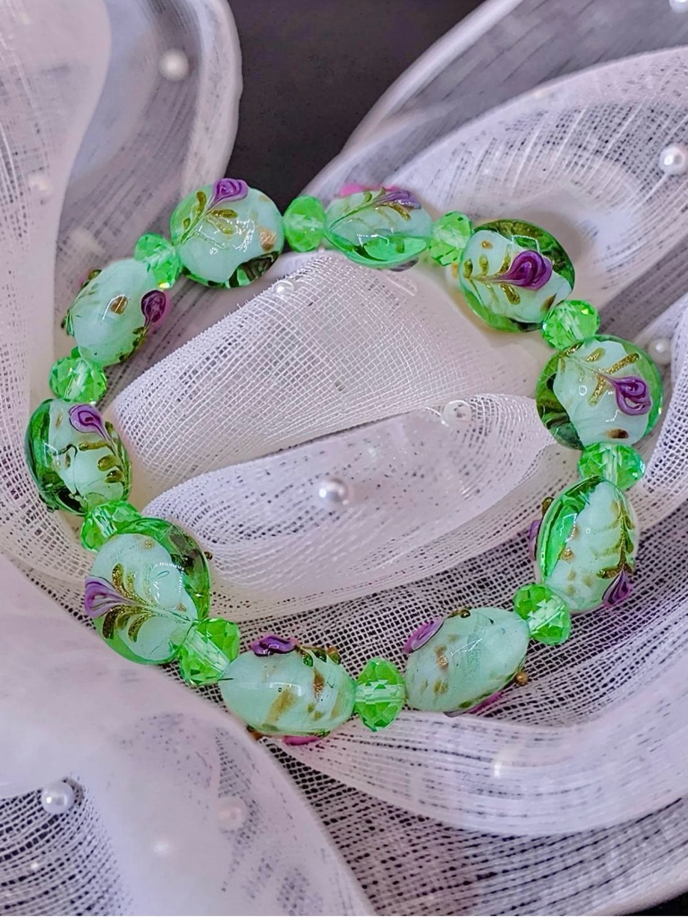 Green Floral Glass Beaded Stretch Bracelet – Handcrafted Elegant Statement Piece